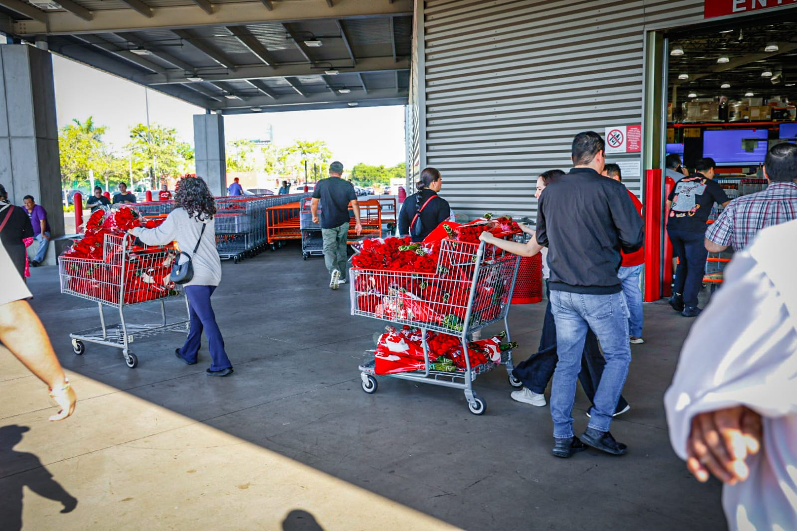 Largas filas para entrar a Costco en Culiacán, a comprar flores para el Dia de San Valentín