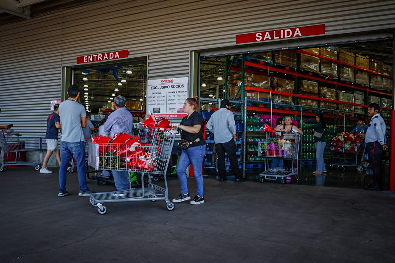Largas filas para entrar a Costco en Culiacán, a comprar flores para el Dia de San Valentín