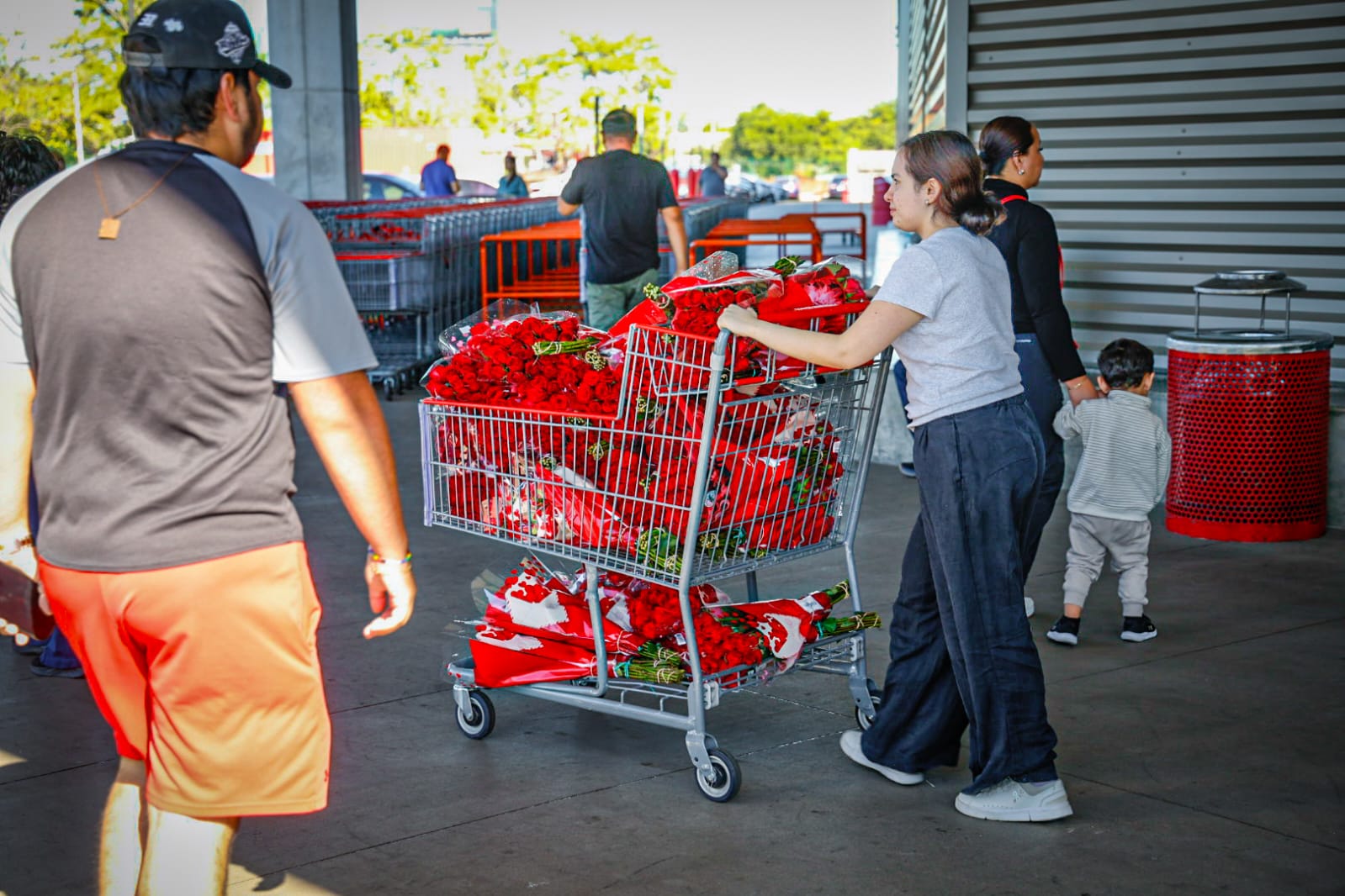 Largas filas para entrar a Costco en Culiacán, a comprar flores para el Dia de San Valentín