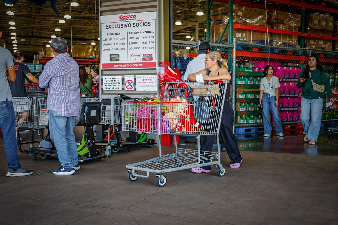 Largas filas para entrar a Costco en Culiacán, a comprar flores para el Dia de San Valentín