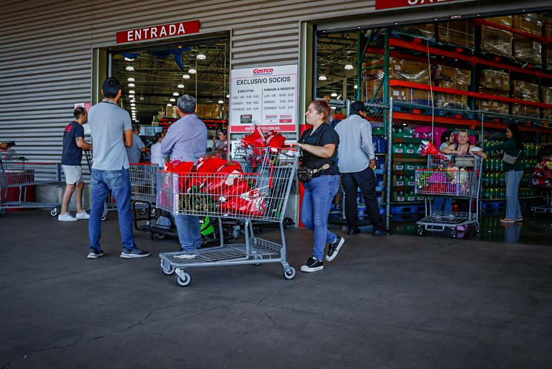 Largas filas para entrar a Costco en Culiacán, a comprar flores para el Dia de San Valentín