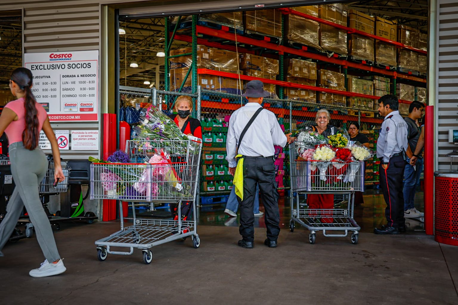 Largas filas para entrar a Costco en Culiacán, a comprar flores para el Dia de San Valentín