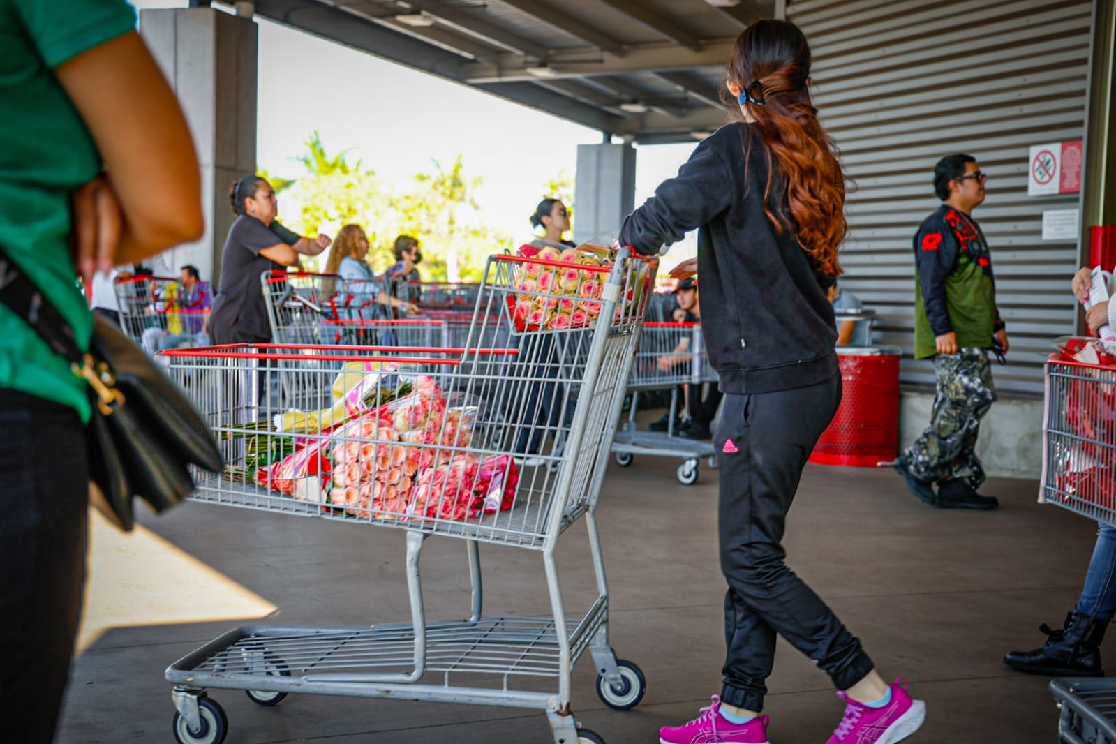 Largas filas para entrar a Costco en Culiacán, a comprar flores para el Dia de San Valentín