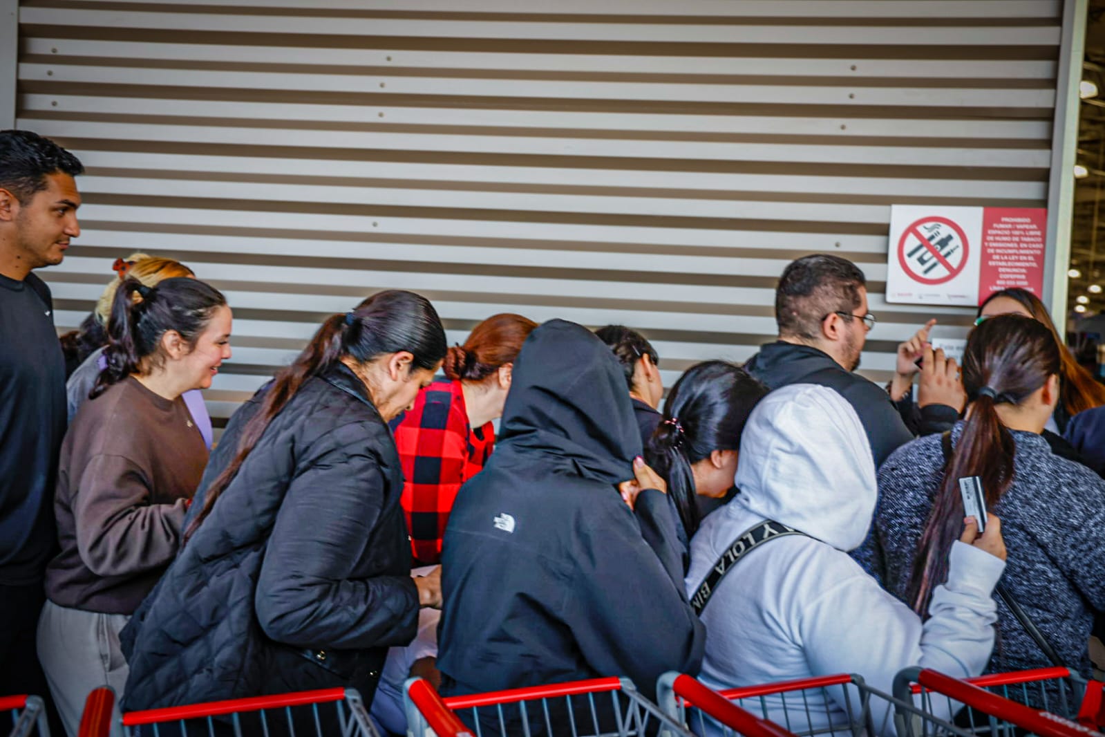 Largas filas para entrar a Costco en Culiacán, a comprar flores para el Dia de San Valentín