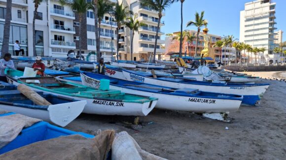 Pescadores de Playa Norte enfrentan crisis por baja captura y altos costos de gasolina en Mazatlán, Sinaloa