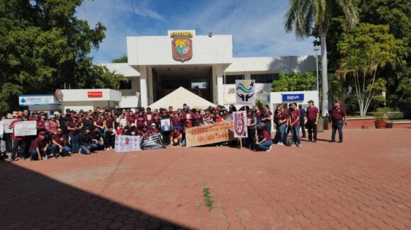 ¡Huélum! Politécnicos llegan al Ayuntamiento de Guasave, Sinaloa; exigen justicia e indemnización por fallecimiento del profesor Píndaro