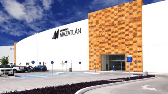 Presunto sujeto armado moviliza a elementos de seguridad en plaza comercial en Mazatlán, Sinaloa