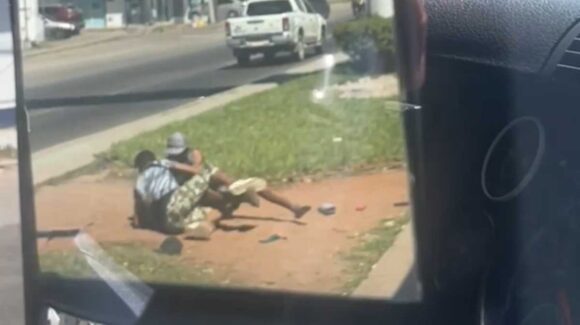 ¡Se dieron con todo! Limpiaparabrisas protagonizan pleito en semáforo de la colonia Urías en Mazatlán, Sinaloa