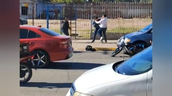 Pleito en el centro de Los Mochis, Sinaloa: taxista y motociclista se agarran a golpes