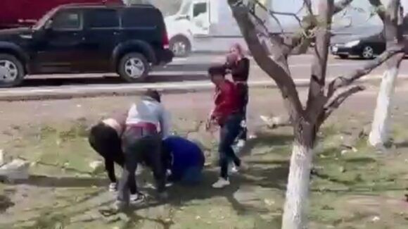 Vendedoras de “burritos” se traman a golpes en la caseta de San Miguel Zapotitlán, Ahome, Sinaloa