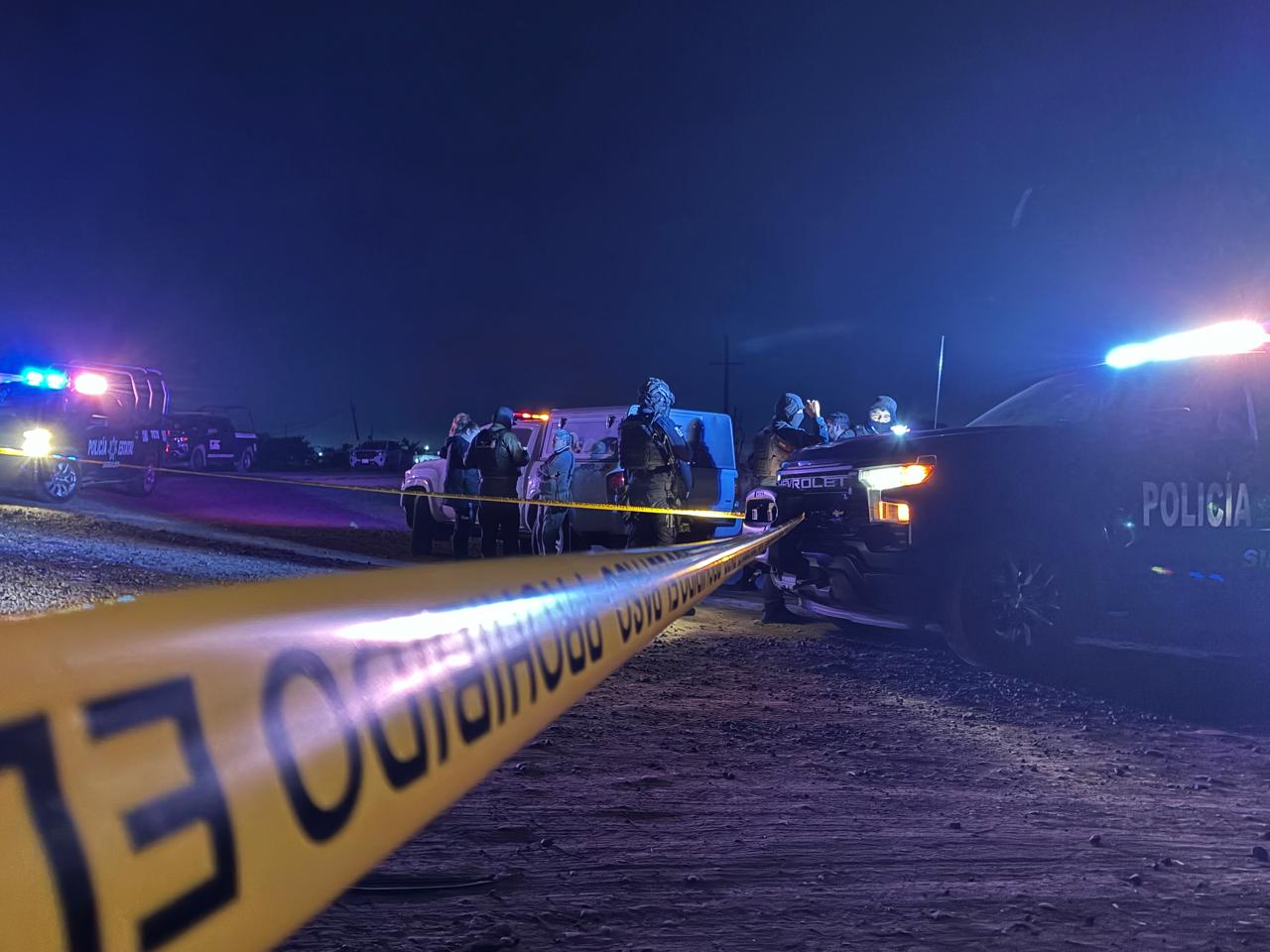 Elementos del Ejercito, Policía Estatal y FGE resguardando zona en carretera