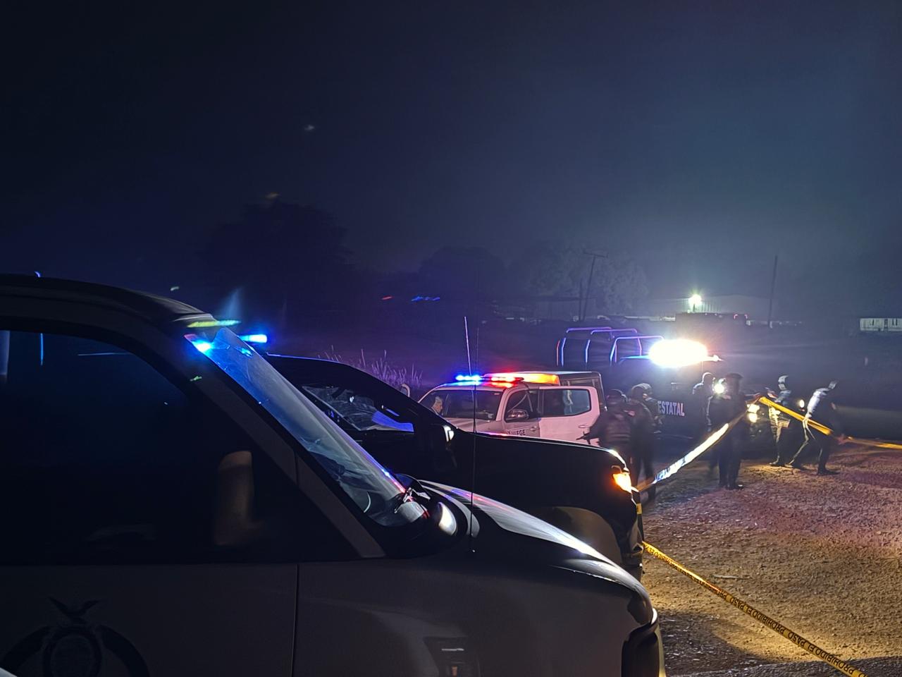 Elementos del Ejercito y FGE resguardando zona en carretera