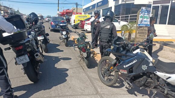 Sin casco y con placas sobrepuestas; detienen a un motociclista en Culiacán