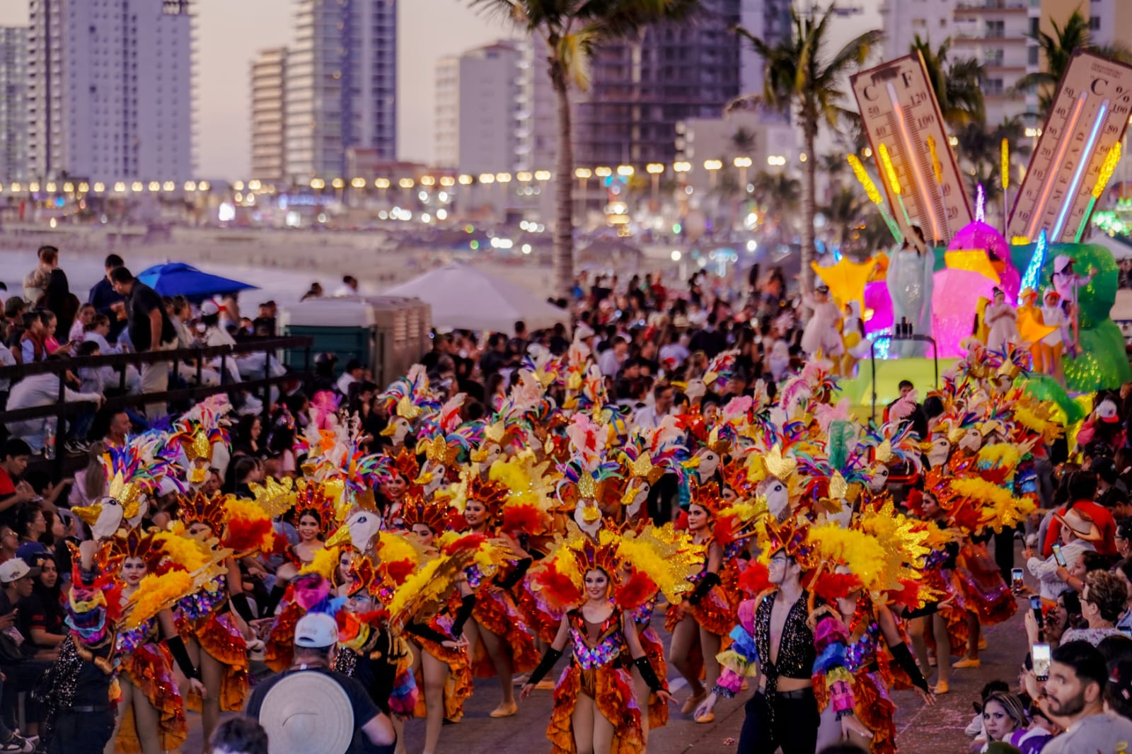 Cultura Mazatlán premia a comparsas que participaron en desfiles del Carnaval
