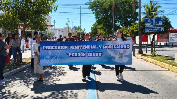 Con procesión penitencial, diócesis de Mazatlán clama por la paz en medio del cierre de Carnaval