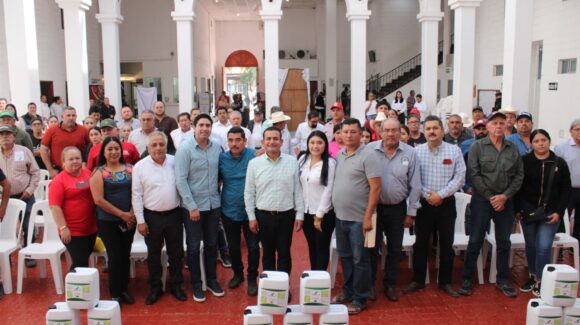 Ayuntamiento de Navolato entrega fertilizante foliar orgánico para proteger 250 hectáreas de cultivos