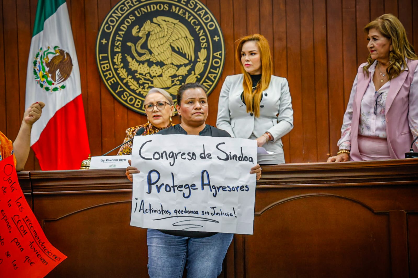 Manifestación de activistas en el Congreso de Sinaloa