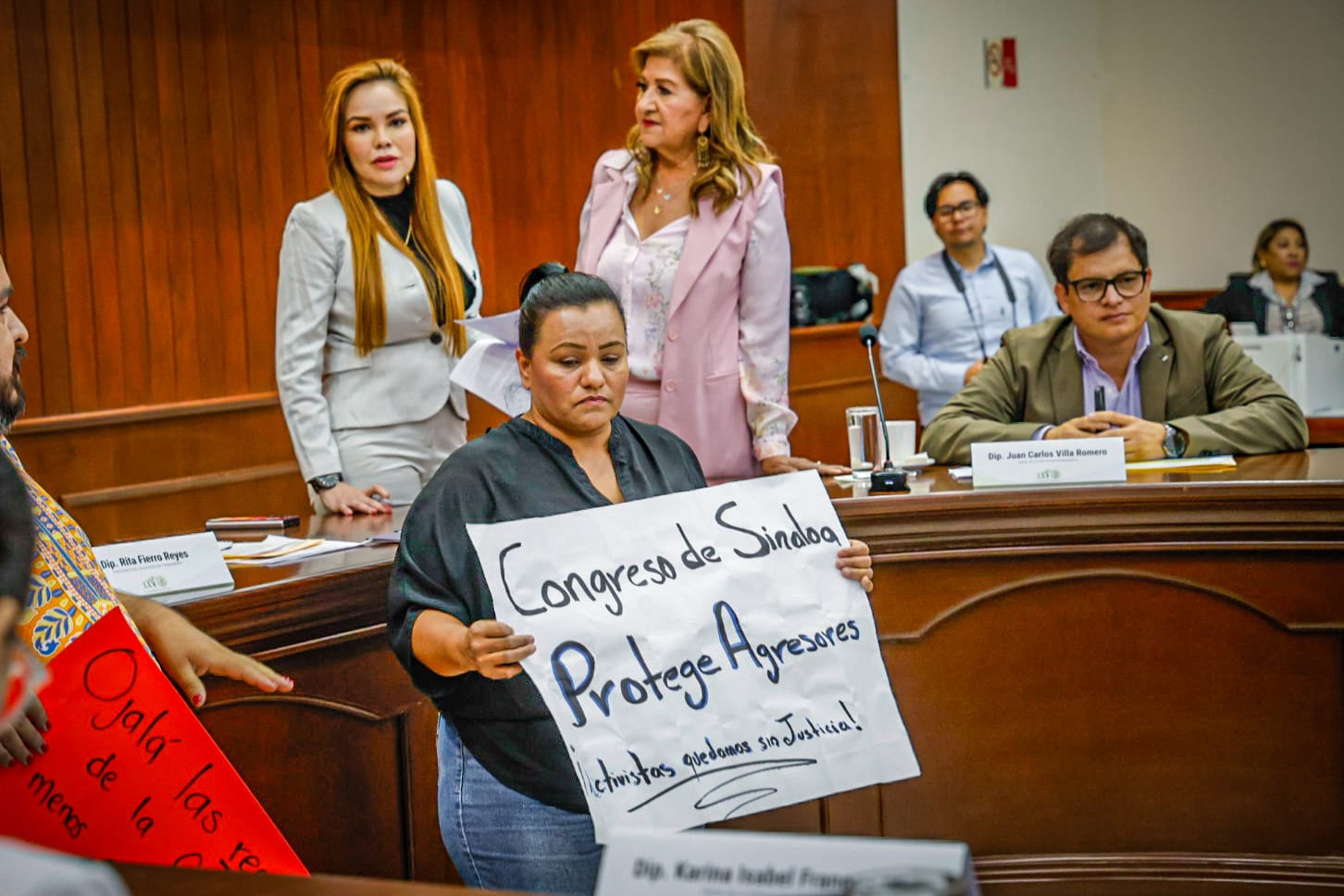 Manifestación de activistas en el Congreso de Sinaloa