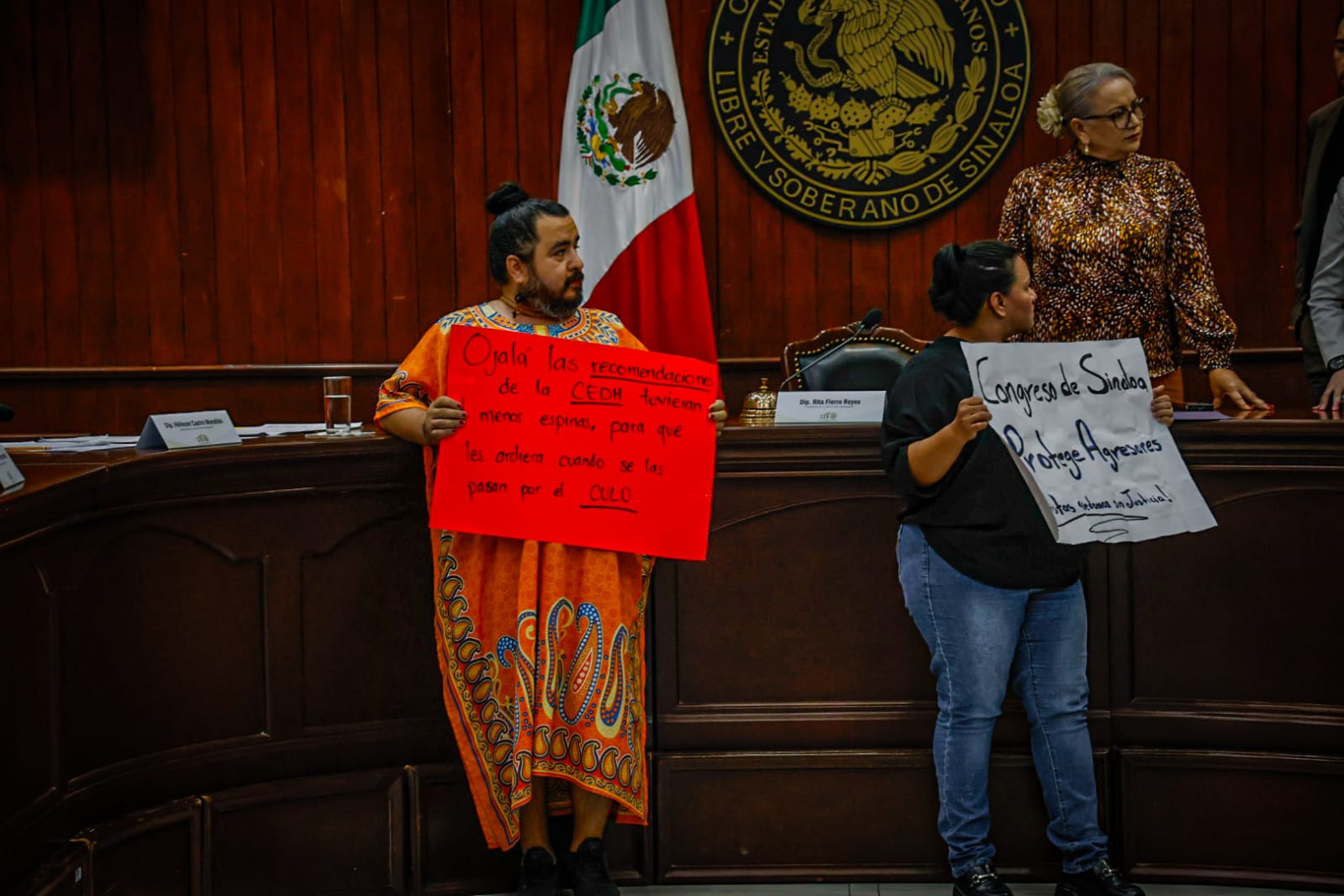 Manifestación de activistas en el Congreso de Sinaloa