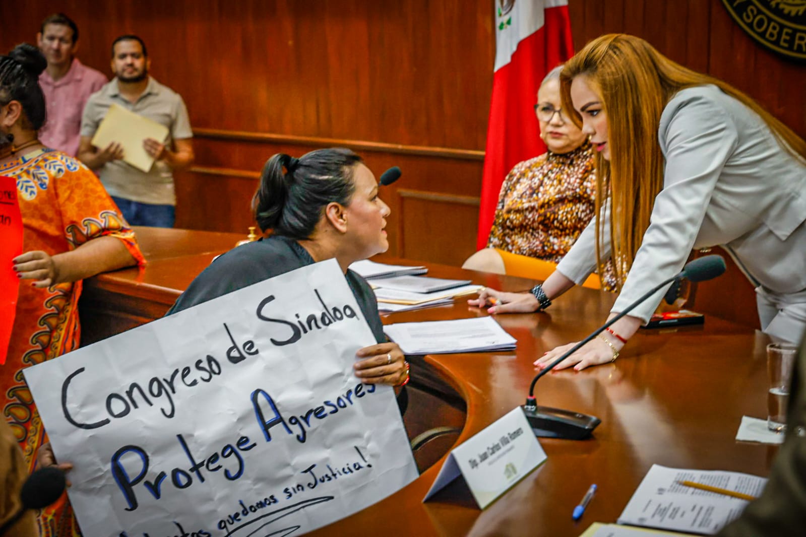 Manifestación de activistas en el Congreso de Sinaloa