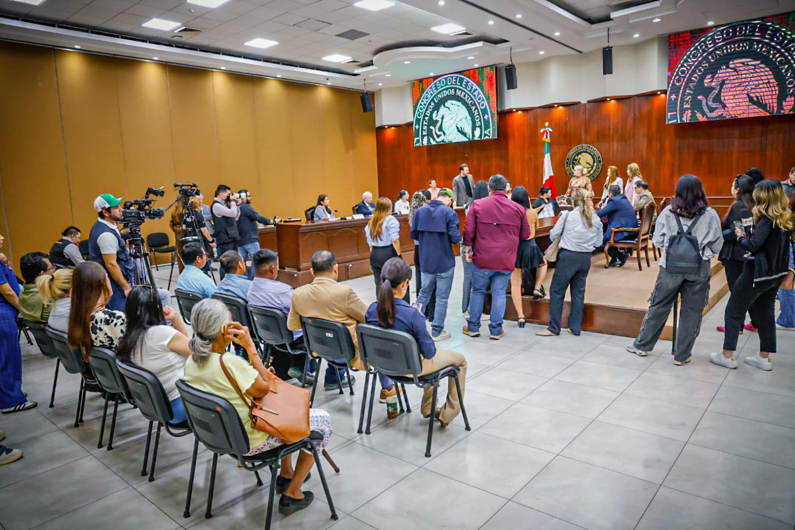 Manifestación de activistas en el Congreso de Sinaloa