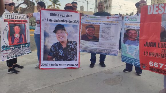 Familiares de desaparecidos en Mazatlán, Sinaloa, salen a exigir respuesta de las autoridades