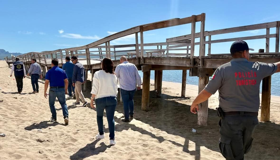 Puente de madera en playa de El Maviri