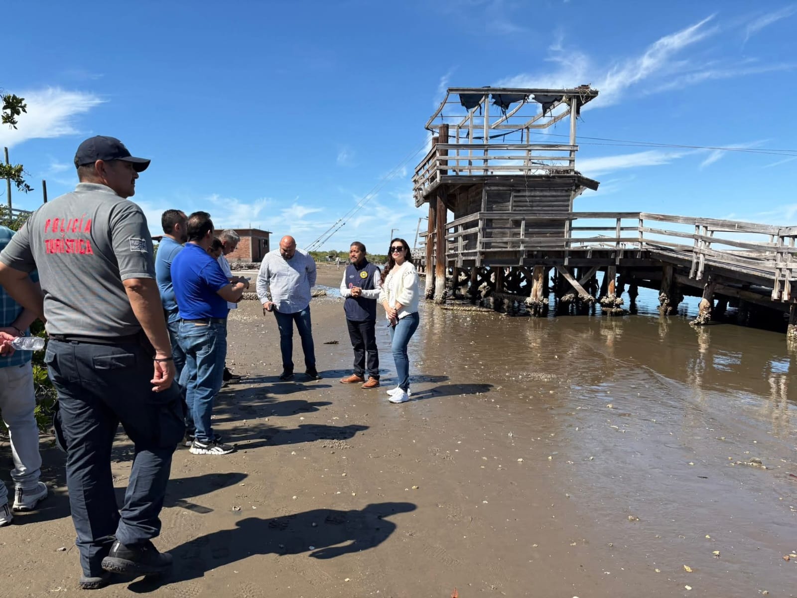 Puente de madera en playa de El Maviri