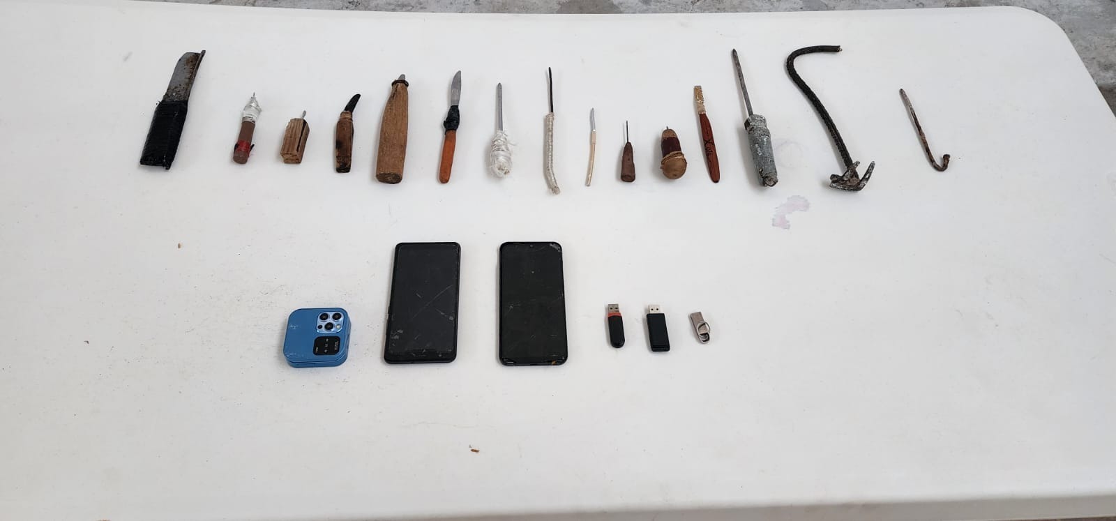 teléfonos celulares, memorias USB y objetos punzo cortantes fabricados artesanalmente.