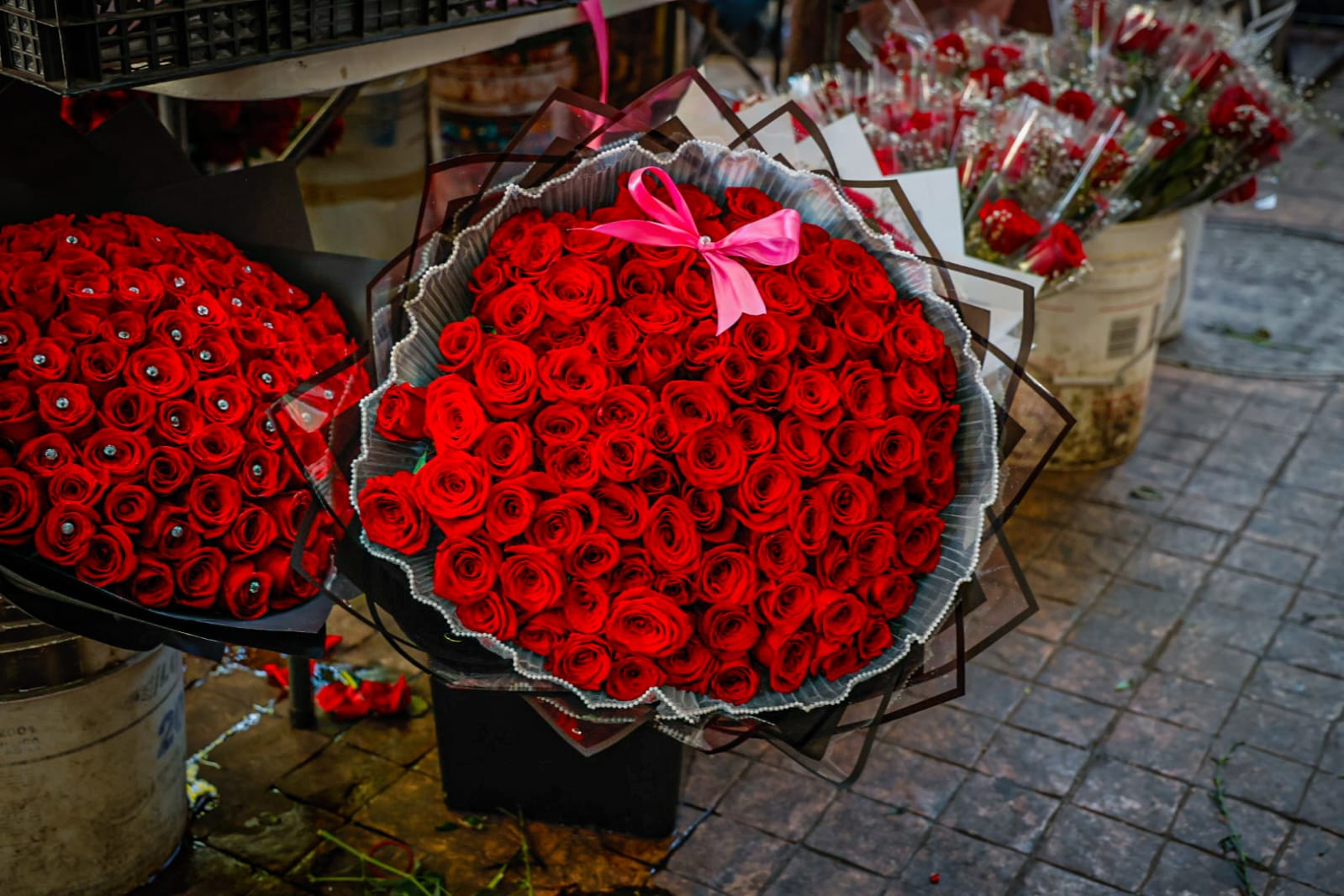 Enormes ramos de rosas de venta en el Mercado de las Flores, en el Centro de Culiacán