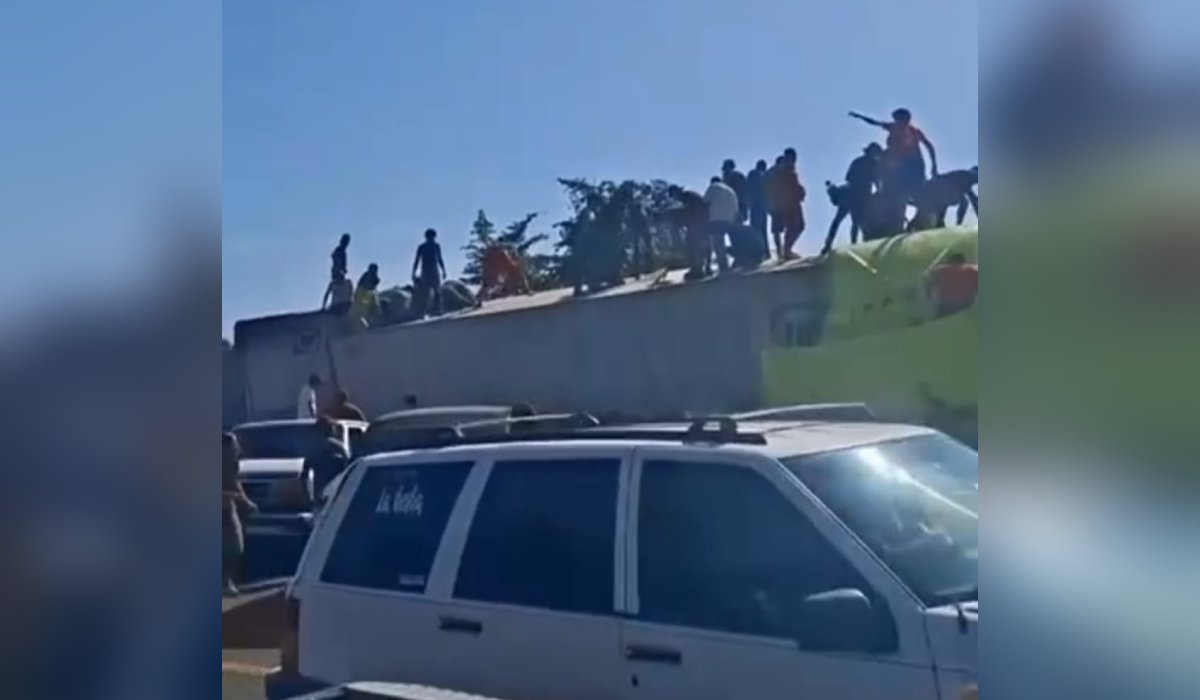Rapiña tras volcadura en la Tepic-Mazatlán