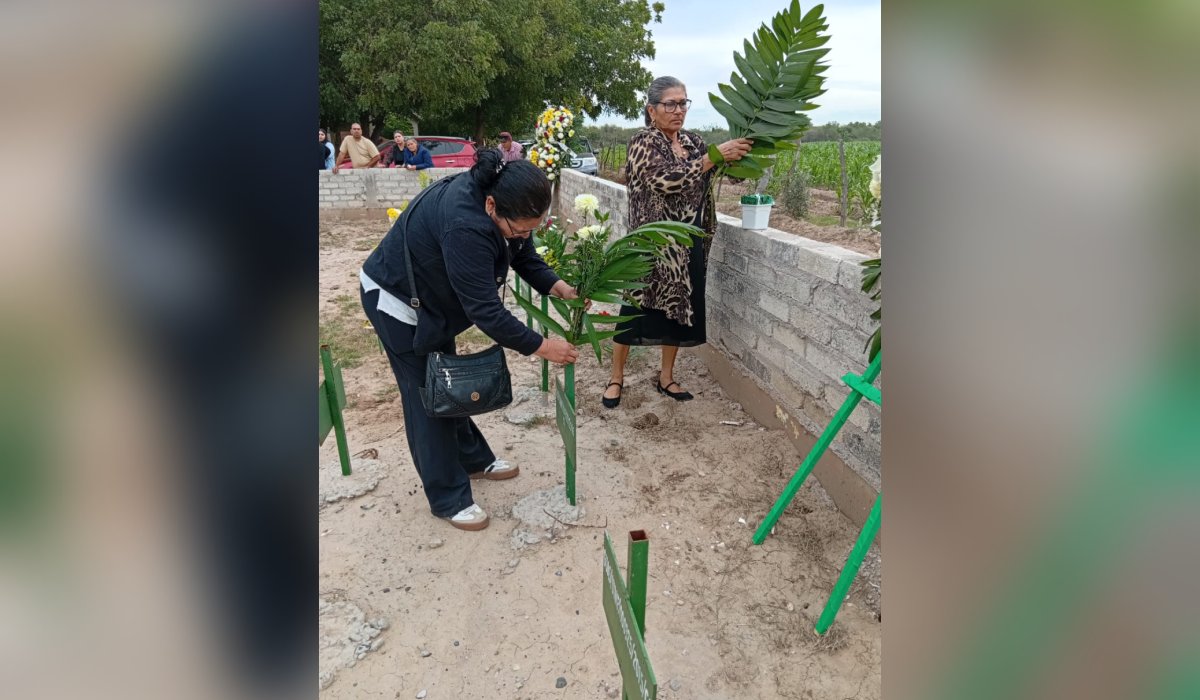 Rastreadoras de Guasave dejan flores en las tumbas de los no identificados