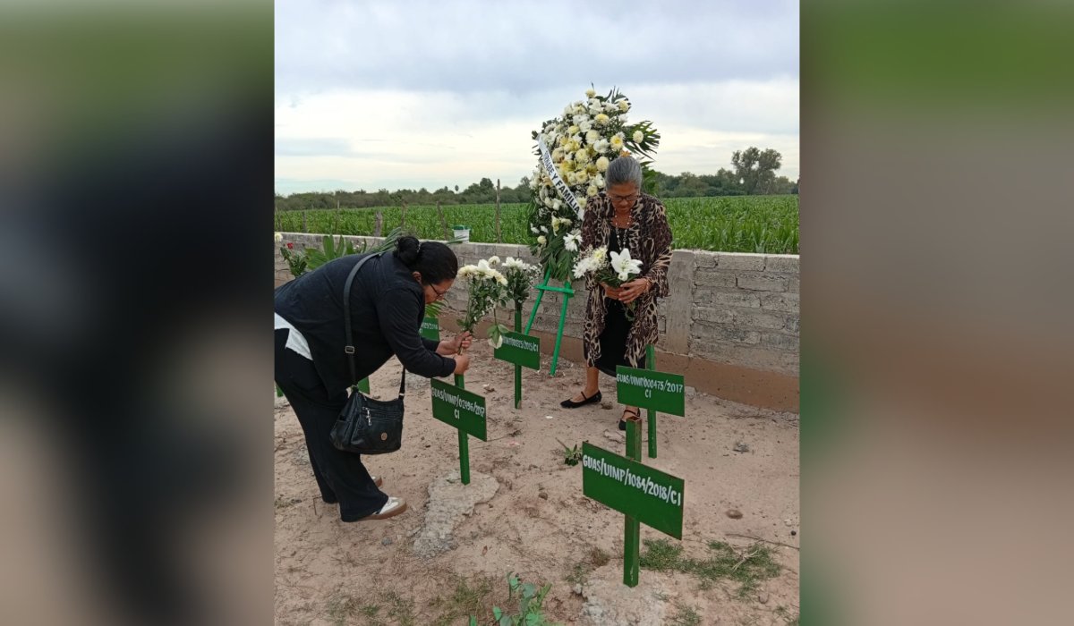 Rastreadoras de Guasave dejan flores en las tumbas de los no identificados