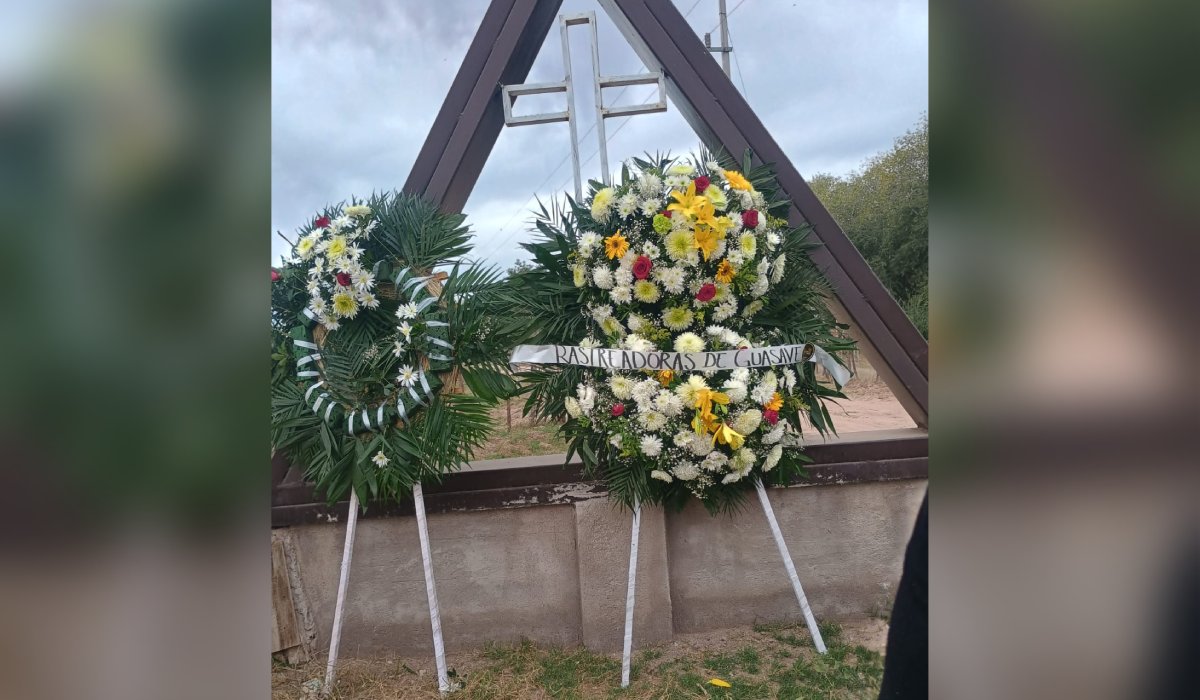 Rastreadoras de Guasave dejan flores en las tumbas de los no identificados