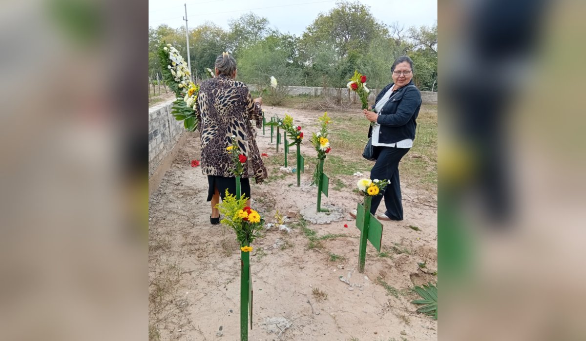 Rastreadoras de Guasave dejan flores en las tumbas de los no identificados