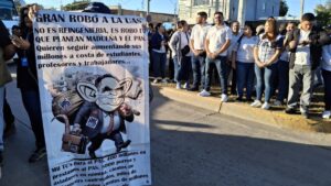 reclaman afectados de la reingenieria financiera de la UAS presentes en visita de sheinbaum robo