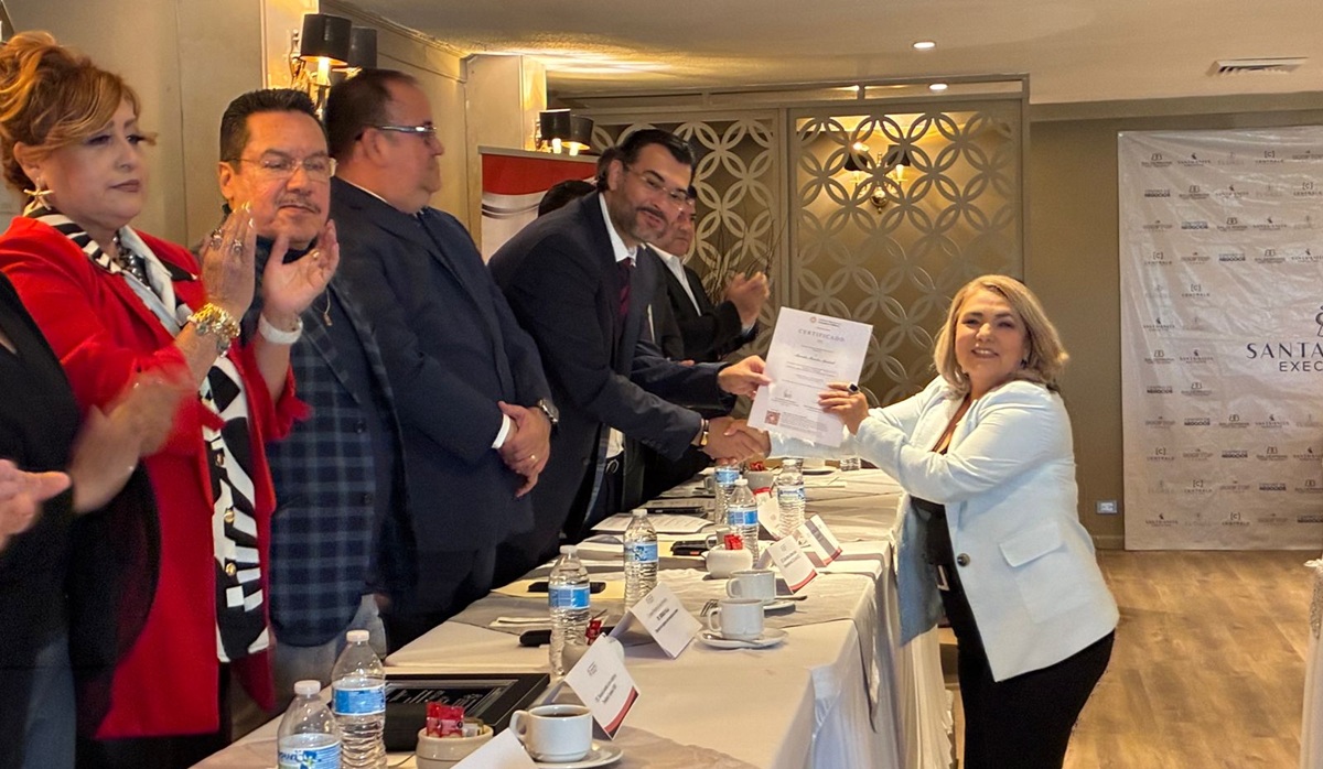 Reconocen a contadores públicos en Los Mochis