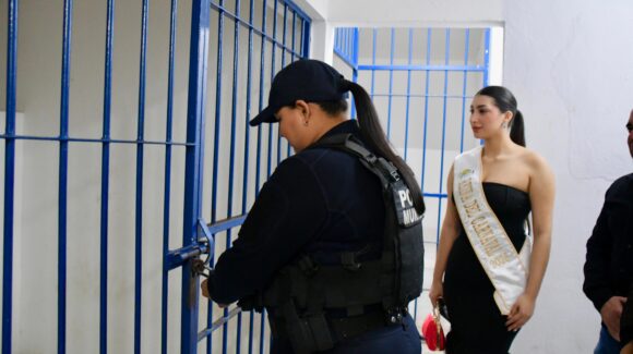 Reina del Carnaval Guamúchil 2026 concede el tradicional indulto a detenidos por faltas menores