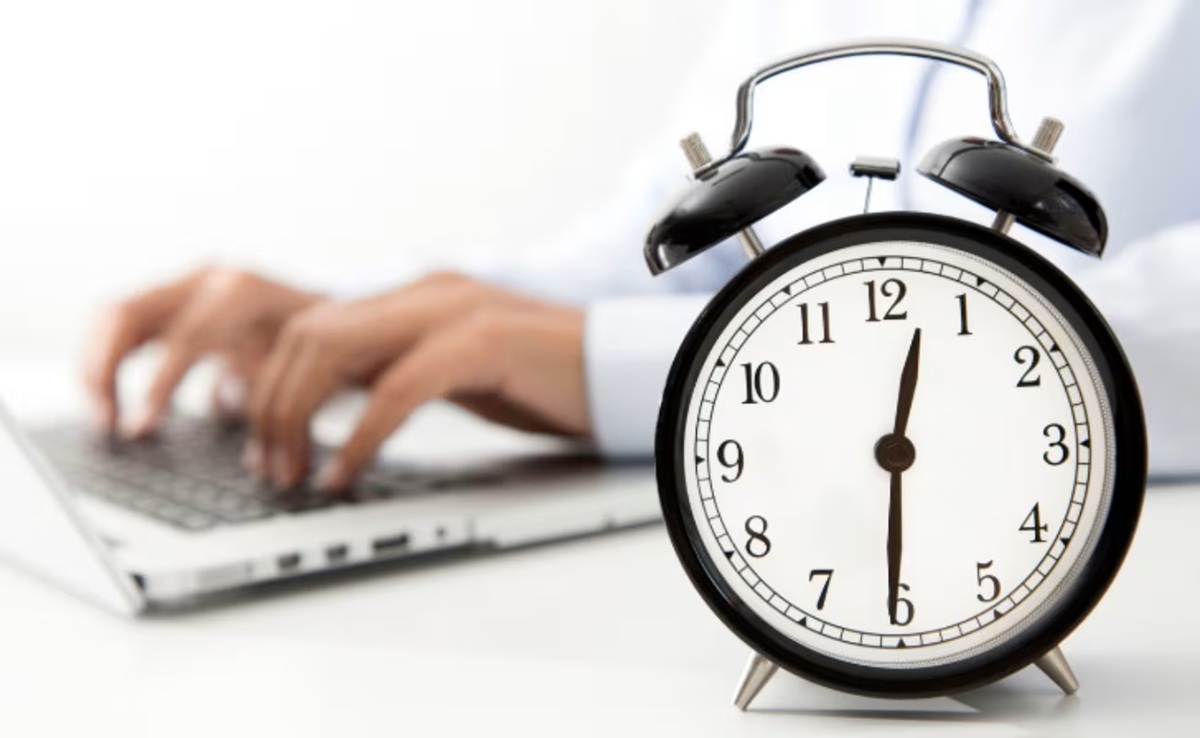 Jornada laboral. Reloj y computadora