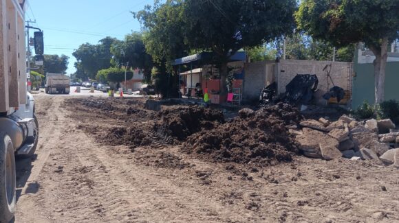 Detectan fallas en drenaje y retrasan obras en la calle Carrasco de Guasave, Sinaloa