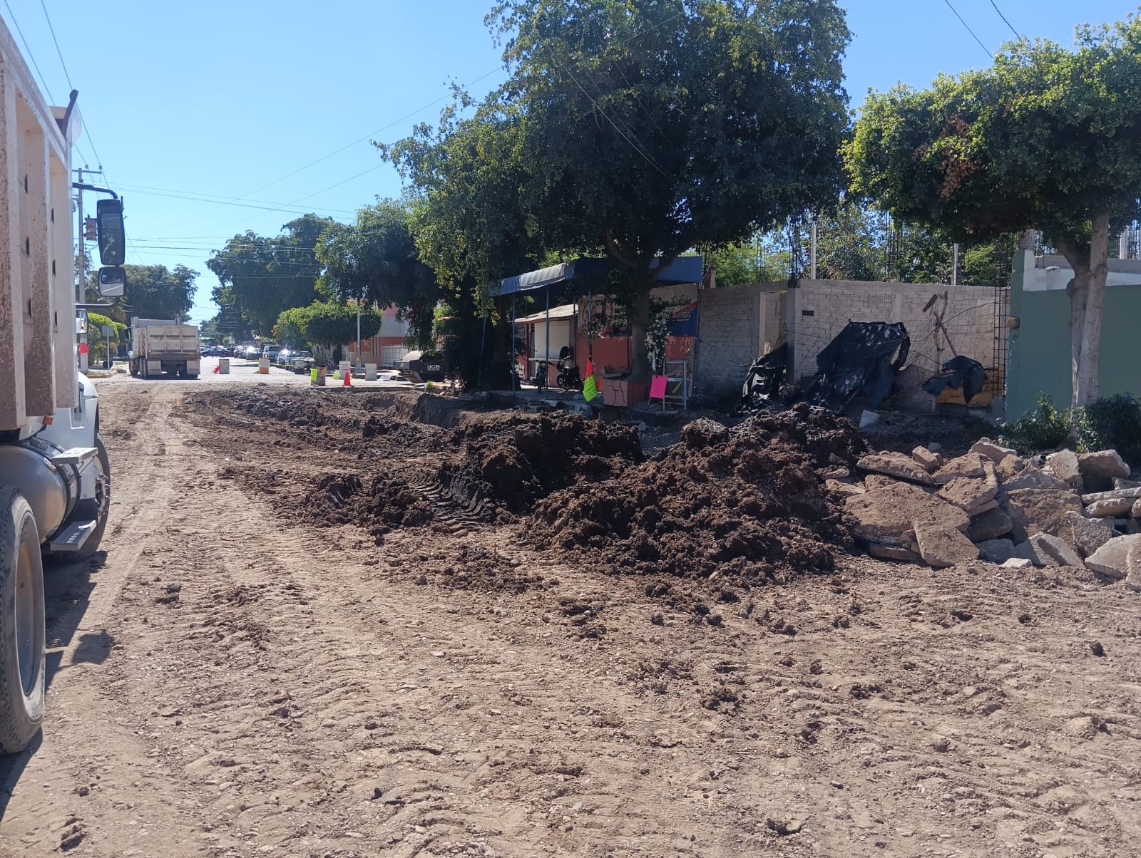 Reparación del socavón en la Juan Carrasco de Guasave