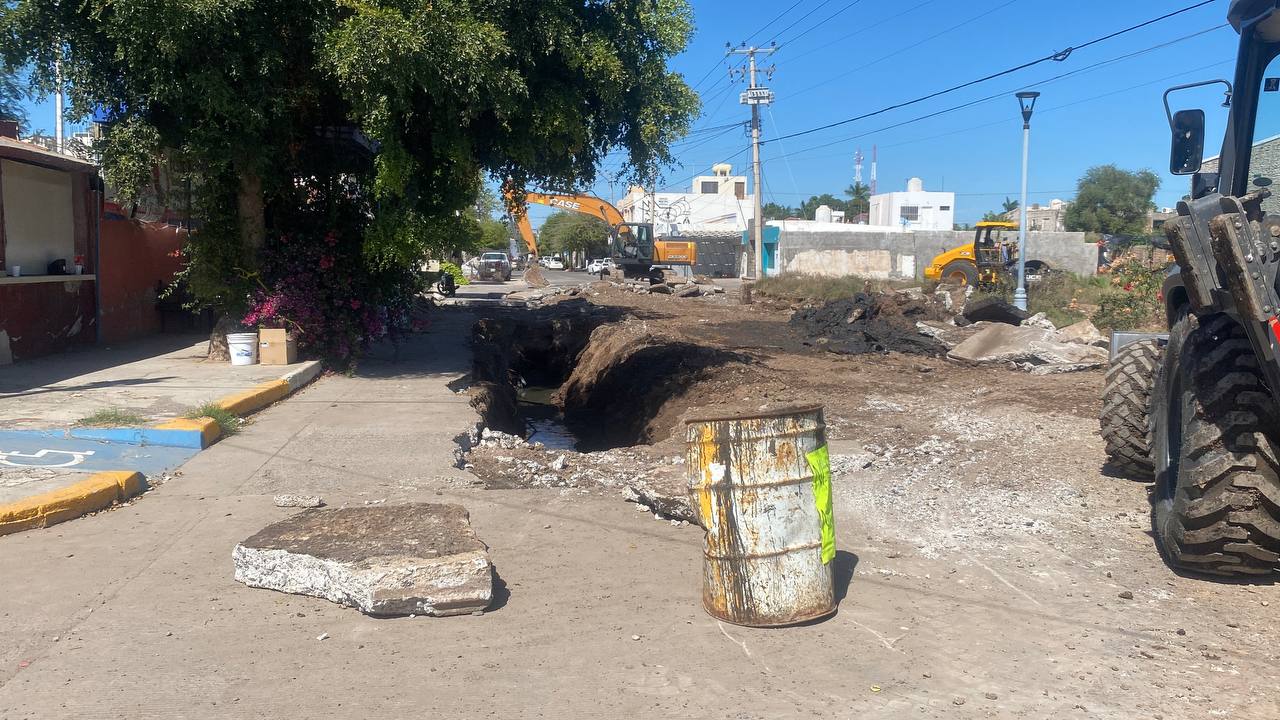Iniciaron las reparaciones en la calle Juan Carrasco en Guasave