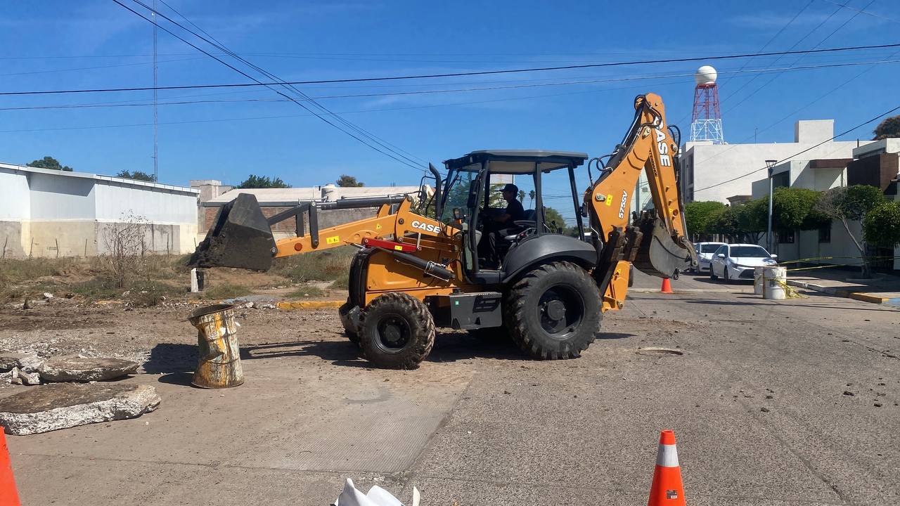 Iniciaron las reparaciones en la calle Juan Carrasco en Guasave