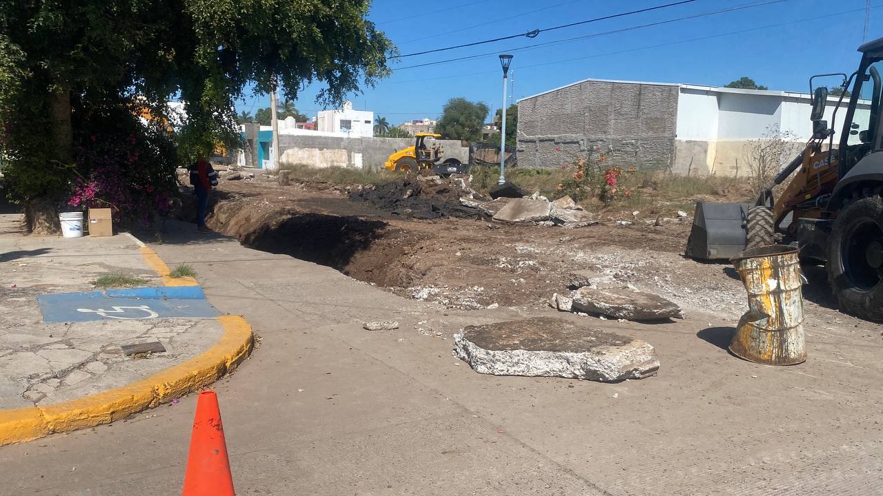 Iniciaron las reparaciones en la calle Juan Carrasco en Guasave