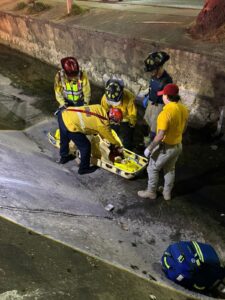 Rescatan a un hombre en silla de ruedas en Mazatlán
