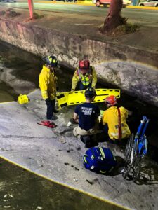 Rescatan a un hombre en silla de ruedas en Mazatlán
