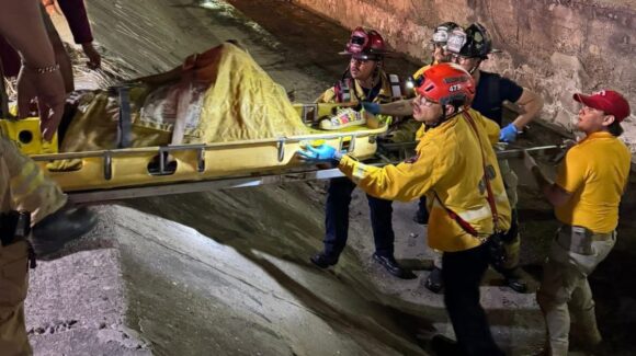 Rescatan a persona en silla de ruedas tras caer a canal en la colonia López Mateos, en Mazatlán, Sinaloa