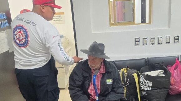 ¡Estaba dormido en la playa de Mazatlán, Sinaloa! Guillermo, de 67 años, está en situación de vulnerabilidad, fue resguardado por salvavidas