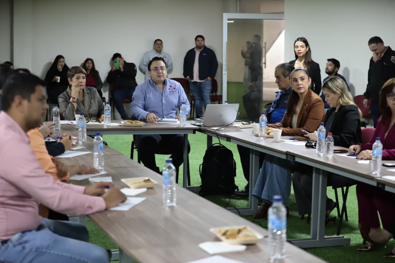 Reunión del ayuntamiento de Guasave con la congregación María Trinitaria