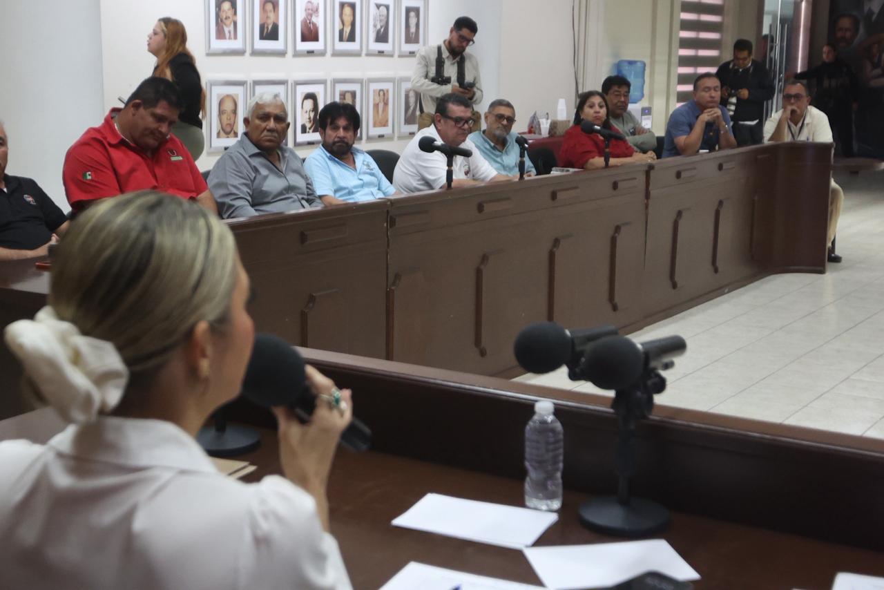 Reunión entre transportistas y Estrella Palacios en la Sala de Cabildo de Mazatlán